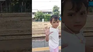 tadi nya mau joget bareng kereta ehh ngga deteng" 🤣 #shorts #fyp #joget #dance #trending #shareen