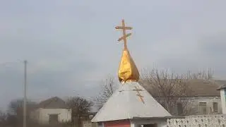 Одесская область: жительница села в Раздельнянском районе построила придорожную часовню