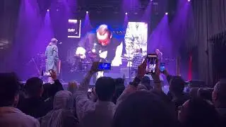 MFİÖ MF olarak konser verdi. Ama Özkan’ı unutmamışlardı. ￼