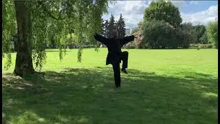 На субботнем занятии цигун в Главном ботаническом саду. Упражнение Юноша молится Будде.