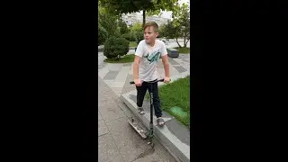Трюки на трюковом самокате  Поехали с нами  Отдых на природе в парке 