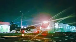 proses Kereta menurunkan penumpang di stasiun