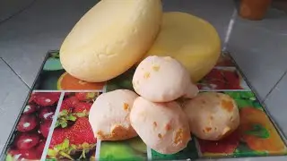 Pão de queijo sem ovos sem óleo com apenas três ingredientes.
