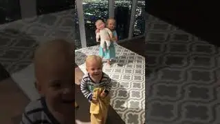 Дети желают всем спокойной ночи. Воздушные поцелуи от Дэвида.