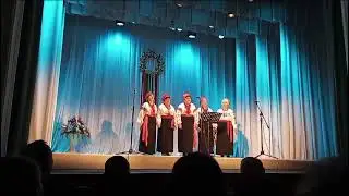 П,є журавка воду. Виконує "Співуче джерело"