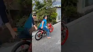 gaya diatas motor sama istri 😂 