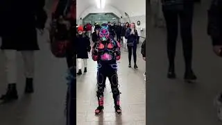 Устроили шоу прямо в метро!
