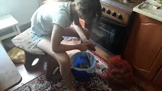 Козочка в шортиках чистит картоху