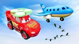 Видео про машинки для мальчиков. Молния Маквин ТАЧКИ учится летать, как самолетик