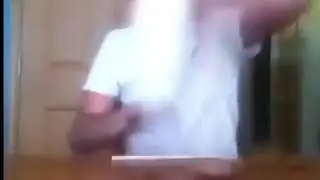 ŞARKIYA TİKİ OLAN ADAM