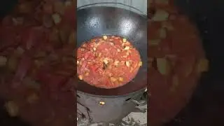 Рулетики из говядины с беконом на огне.