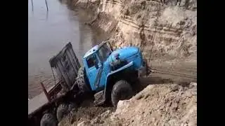 Паромщик в шоке! Утопили урал 4320 трубовоз 🤦‍♂️🤷‍♂️