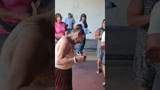 el tío llega feliz