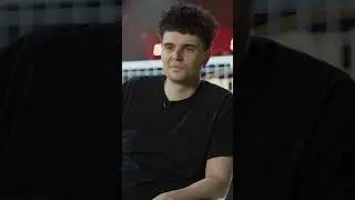 Джон Гарик слушает «Зек-рэп»