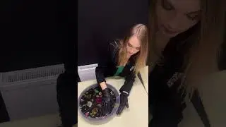 Красота в деталях. Выкладываем цветы и заливаем смолой столешницу