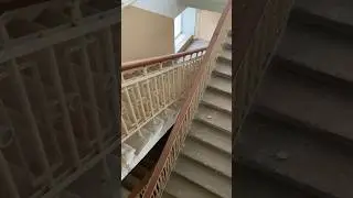 Очень странные лестницы в заброшенном кинотеатре