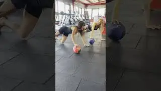 Руханка з м'ячиками - весело та корисно 😍 #fitness #фітнес #shorts #sport