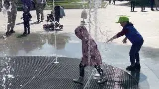 21 05 2022 Вероника бегает под фонтанами