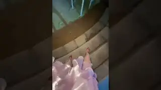 高跟鞋原声粉色亮光裙子+肉色丝袜+漆皮红色高跟鞋穿搭 是你喜欢的类型么