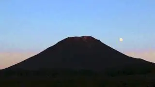 2014年11月5日夕日に赤く染まる大山からミラクルムーンが昇る
