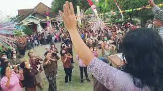 Sakjeke Aku Ndherek Gusti (live pawai obor salib)