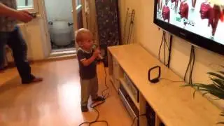 Малюсенький певец