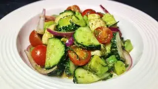 Лёгкий салат с огурцом, авокадо и моцареллой