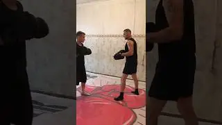 Трехударная комбинация (левый прямой в живот, правый прямой в голову, левый боковой в голову)