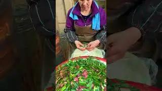 🍀這是新疆喀什維吾爾人的早餐之一韭菜包子。韭菜是新疆今年陸地第一茬新生韭菜，很嫩；羊肉多數為羔羊肉，細膩而勁道；用發酵面裹餡蒸15分鐘，入口感綿長迷醉，2元一個，日可賣900多個。好吃還是新疆～