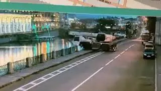 в Санкт-Петербурге.  автокран упал в Фонтанку.