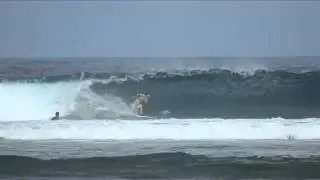 Diego Schmitz surfando na Indonésia .