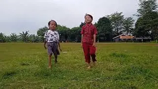 Main Dilapangan Bola, Ngadu Layangannya Pada  Takut - takut Ga Seru!!!
