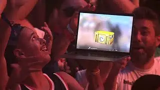 Fan opens case during CSGO Major Semifinals