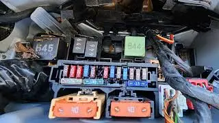 Porsche Macan - Hidden fuse box location