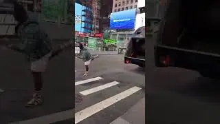 Lakaka помогает уберать мусор
