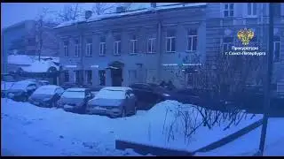Снег сходит с крыши в Питере, зима 2024-25 гг.