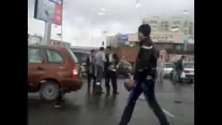 Тётка в Астане толкает любовника своего мужа под машину