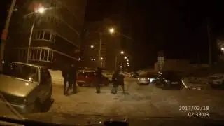 Смотреть всем   Пьяная драка во дворе дома  32 на улице Берша 18 02 2017  Ижевск