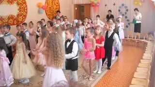 Классно поют и танцуют)
