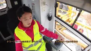 タワークレーンの女性ドライバーは、地上30メートルの高さで毎日仕事を