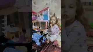 Уложила СИРЕНОГОЛОВОГО спать  