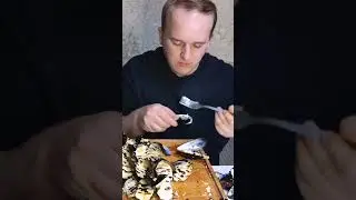 Мидии запеченнве под сырной шапочкой с соусом из угря 