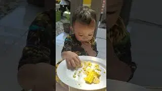 ekspresi eL makan jagung rebus 