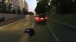 За Тачкой на Роликах по городу