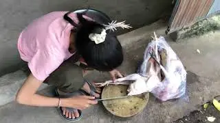 ធ្វើបាបកូនពៅឲ្យ កាប់មាន់ធ្វើម្ហូប😆🍽🔪🐓😋