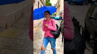 Рвані джинси, рожевий жакет. Осіння мода у Львові. #львівплощаринок