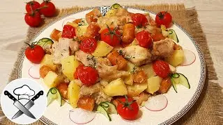 Картошка, запеченная в духовке с курицей, подкопченными охотничьими колбасками и помидорами черри