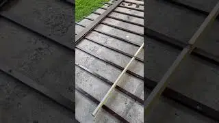 Установка направляющих  для дальнейшей укладки дпк террасной доски. #дпк #грядка #wood #дача