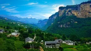云南超危险悬崖山路栈道，竟然意外发现一张床，鸡鸣三省大桥究竟有多牛？一只公鸡打鸣，四川贵州云南同时能听到，大峡谷风景太震撼了，犹如世外桃源