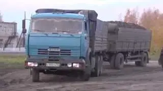 Грузовой тягач КАМАЗ.Тащит груз